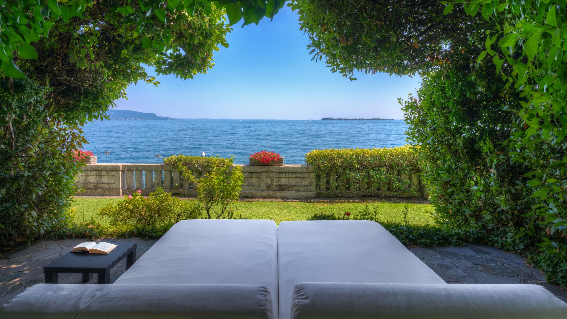 Ein Urlaub wie eine herzliche Umarmung Willkommen in Eurem Hotel in Gardone Riviera!