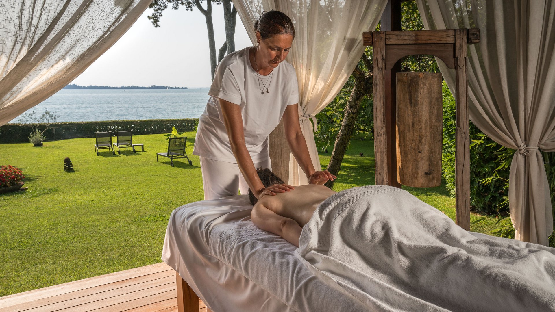 Un incantevole hotel a Gardone Riviera con piscina Un incantevole hotel a Gardone Riviera con piscina