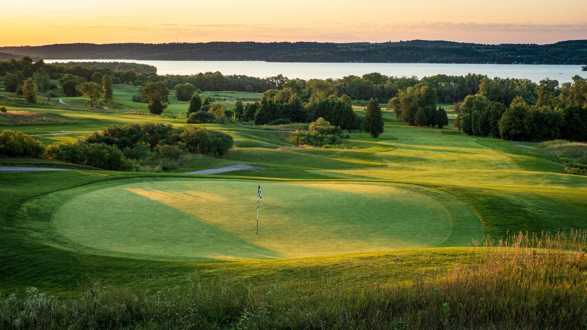Vom Golfhotel am Gardasee aufs Golfplatz-Grün Vom Golfhotel am Gardasee aufs Golfplatz-Grün