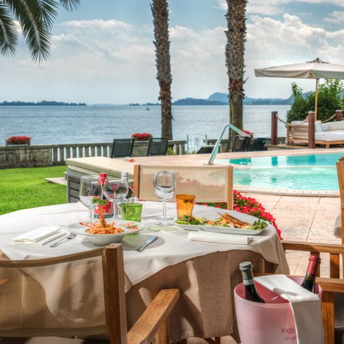 Il bistrò del nostro albergo con piscina sul Lago di Garda Il bistrò del nostro albergo con piscina sul Lago di Garda