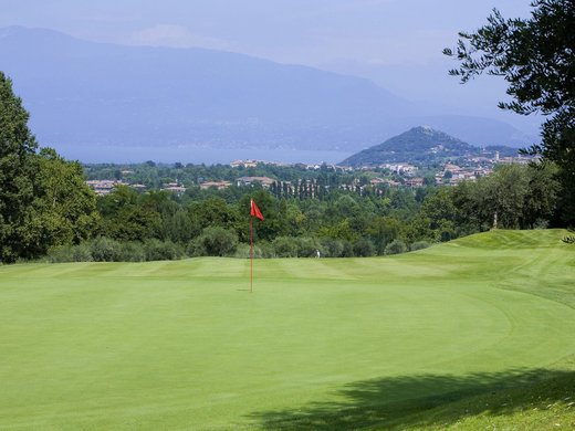 Vom Golfhotel am Gardasee aufs Golfplatz-Grün Vom Golfhotel am Gardasee aufs Golfplatz-Grün