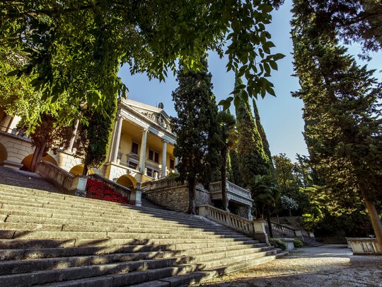 Vlla Capri: il vostro hotel di lusso sul Lago di Garda Vlla Capri: il vostro hotel di lusso sul Lago di Garda