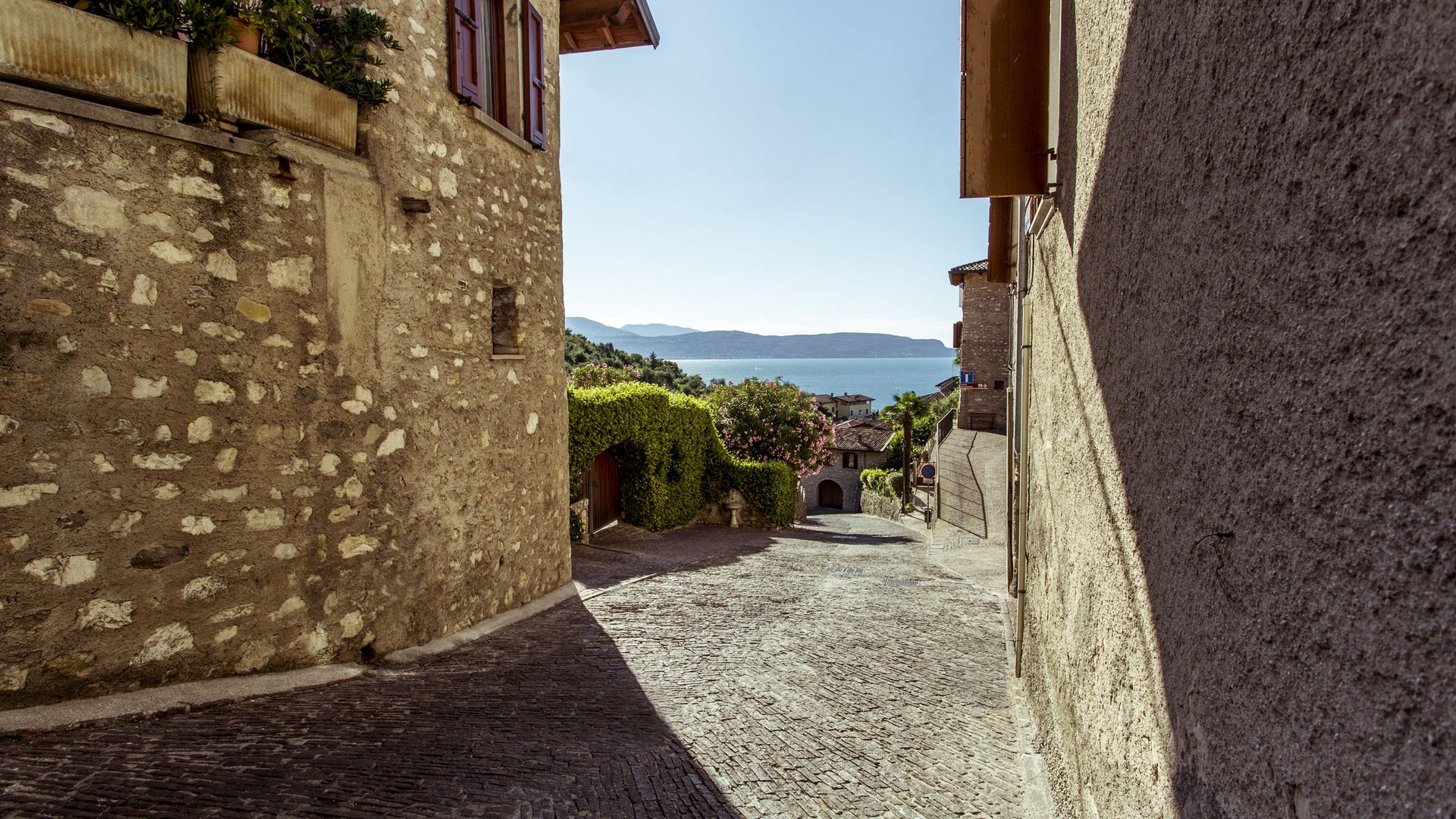 Countless water activities at Lake Garda