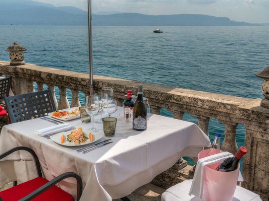 Il bistrò del nostro albergo con piscina sul Lago di Garda Il bistrò del nostro albergo con piscina sul Lago di Garda