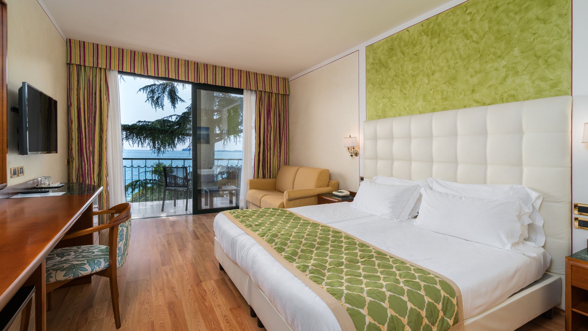 Un incantevole hotel a Gardone Riviera con piscina Un incantevole hotel a Gardone Riviera con piscina